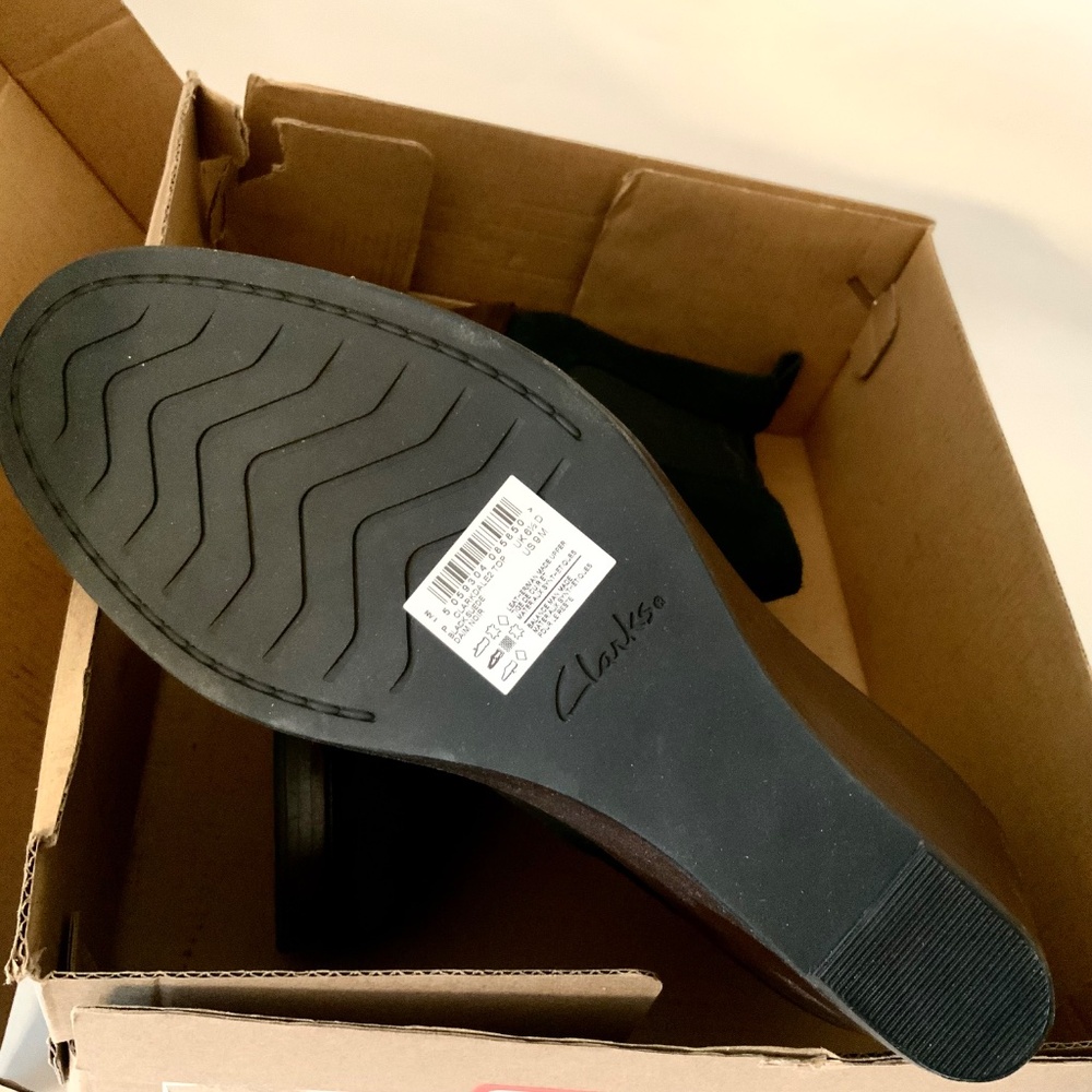 Clarks Women's Clarkdale 2 Top Black Suede Wedged Bootie Chelsea Ankle Boots 9 - Picture 9 of 10